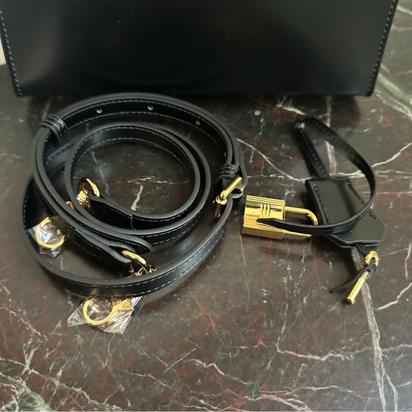 Classic Leather Hangbag Gold Lock - Picture 2 of 12